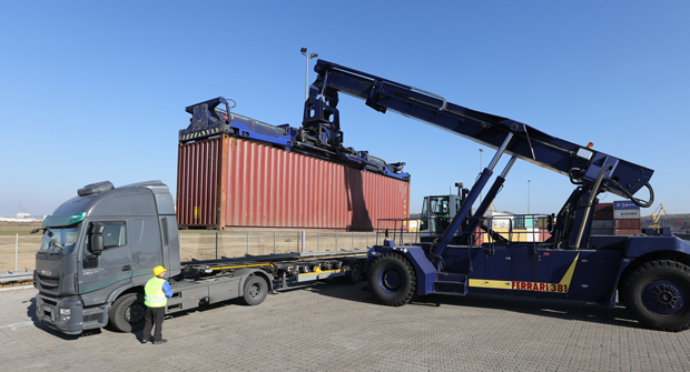 Bayernhafen Reachstacker Lkw Bildrechte Fuchs Bayernhafen 