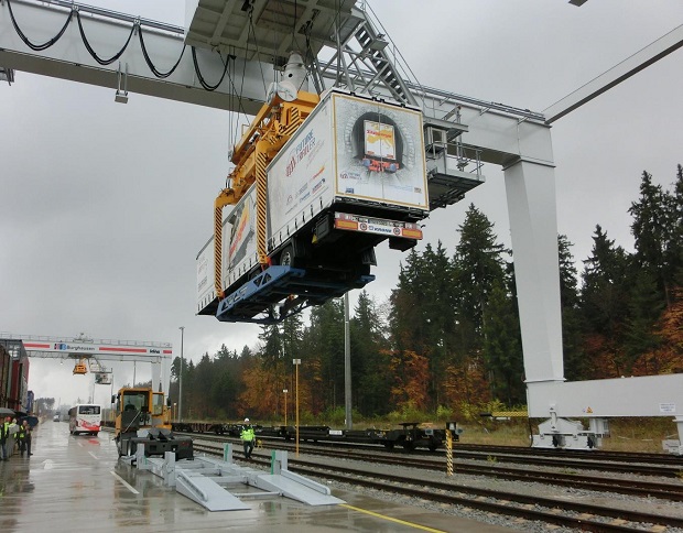 Live-Verladung des Future Trailer mit der innovativen Umschlagtechnologie NiKRASA (nicht kranbare Sattelanhänger werden kranbar) im KombiTerminal Burghausen