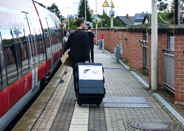 Pakettransport mit dem ÖPNV durch einen Fahrgast.