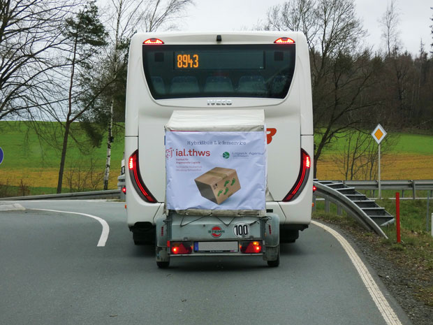 Der Linienbus transportiert nicht nur Fahrgäste, sondern auch Paketsendungen im mitgeführten Anhänger.